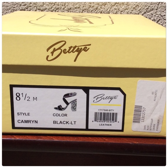 ❌SOLD❌Bettye Camryn Sandals - Picture 7 of 7